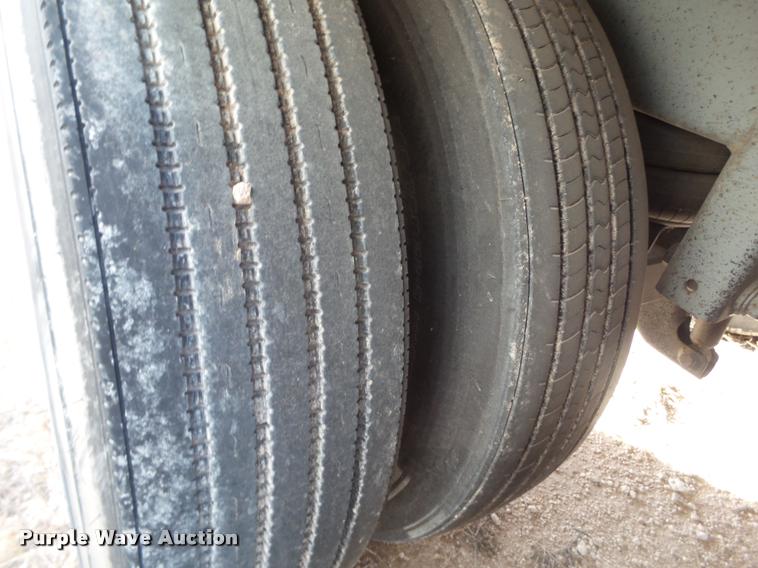 image for item L1651 2002 Hyundai dry van trailer