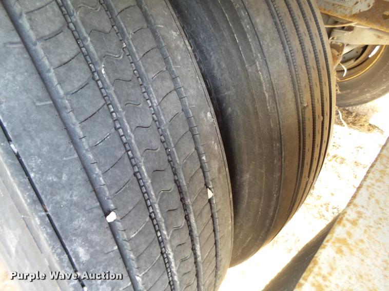 image for item L1652 2001 Lufkin dry van trailer