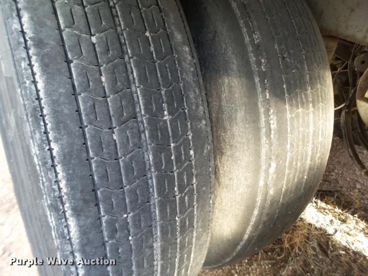 image for item L1652 2001 Lufkin dry van trailer