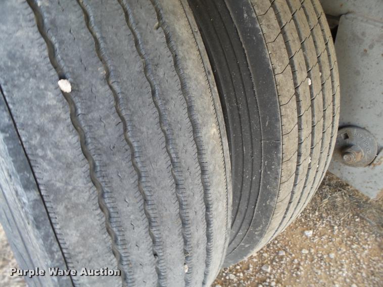 image for item L1653 2001 Lufkin dry van trailer