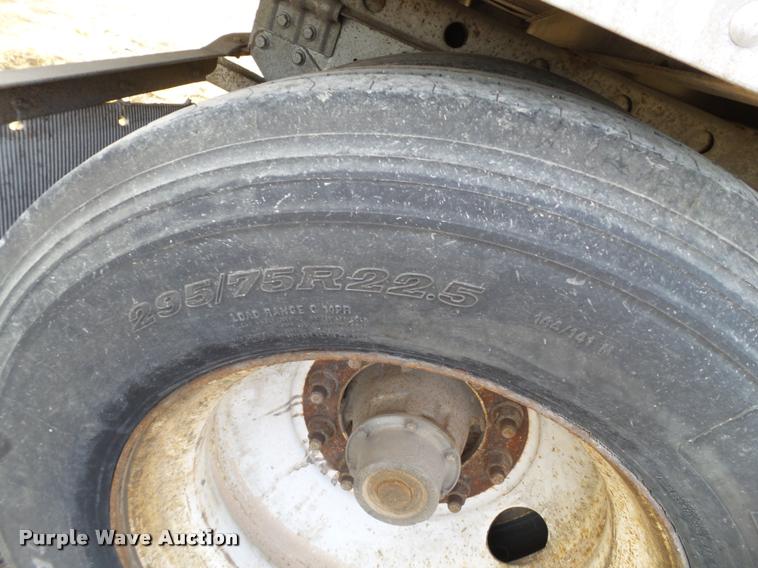 image for item L1653 2001 Lufkin dry van trailer