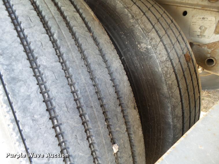 image for item L1653 2001 Lufkin dry van trailer