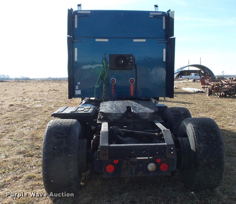 image for item L4531 2007 International 9400i semi truck