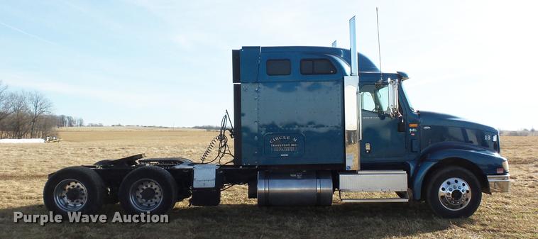 image for item L4531 2007 International 9400i semi truck