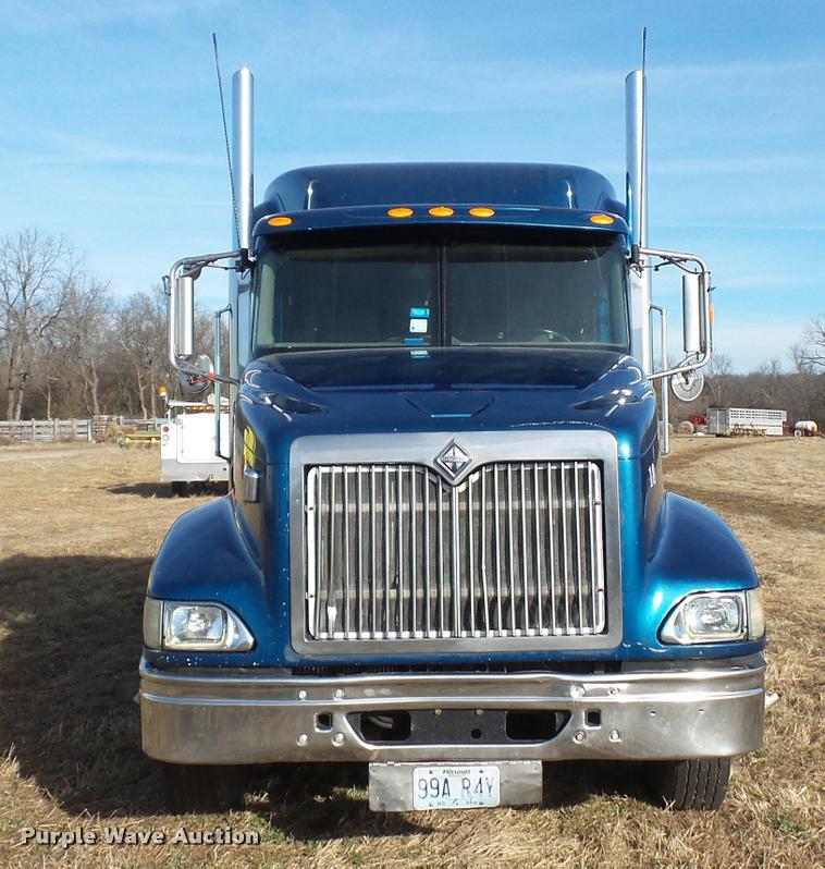 image for item L4531 2007 International 9400i semi truck