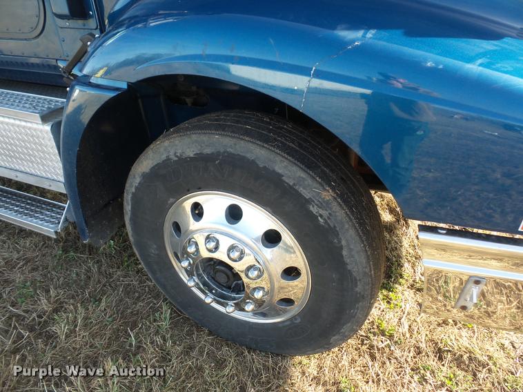 image for item L4531 2007 International 9400i semi truck