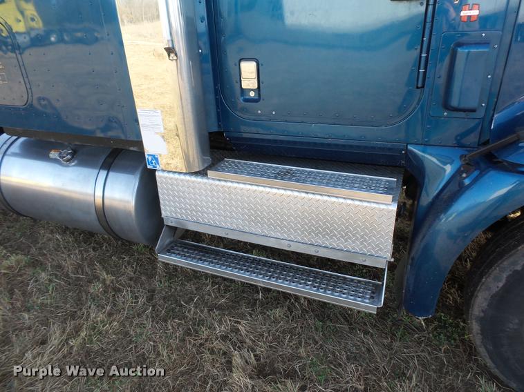 image for item L4531 2007 International 9400i semi truck