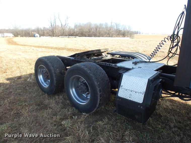 image for item L4531 2007 International 9400i semi truck