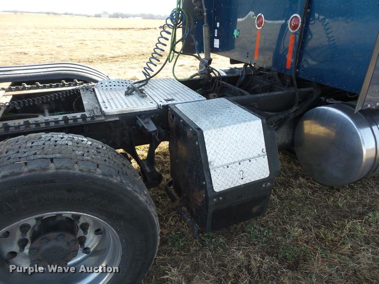 image for item L4531 2007 International 9400i semi truck