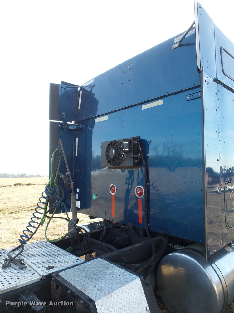 image for item L4531 2007 International 9400i semi truck