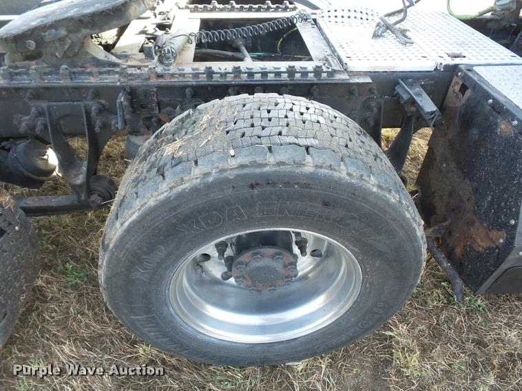 image for item L4531 2007 International 9400i semi truck