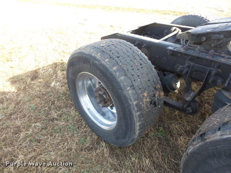 image for item L4531 2007 International 9400i semi truck