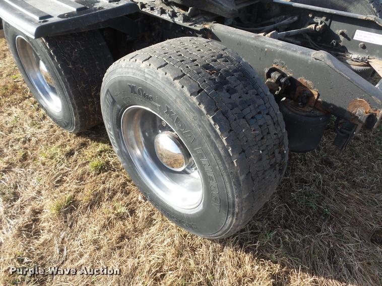 image for item L4531 2007 International 9400i semi truck