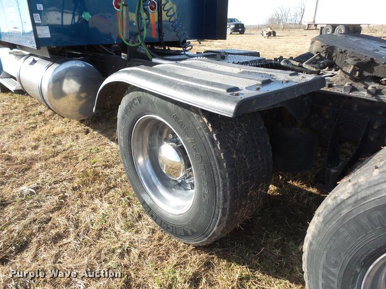 image for item L4531 2007 International 9400i semi truck