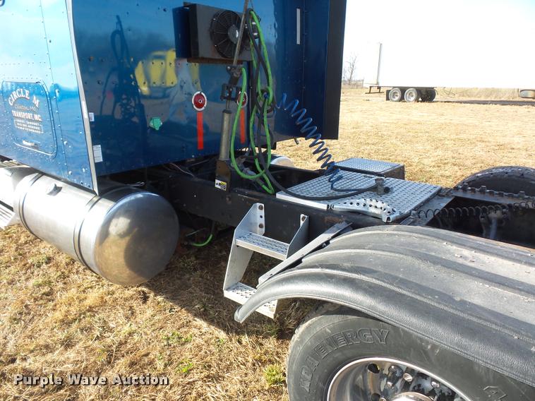 image for item L4531 2007 International 9400i semi truck