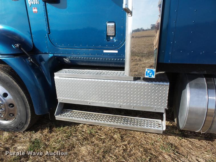 image for item L4531 2007 International 9400i semi truck