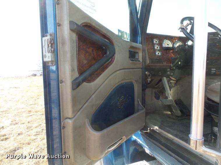 image for item L4531 2007 International 9400i semi truck