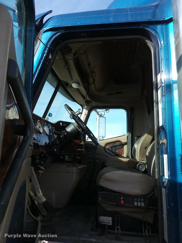 image for item L4531 2007 International 9400i semi truck