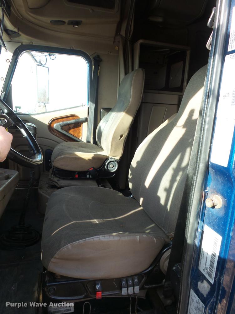 image for item L4531 2007 International 9400i semi truck