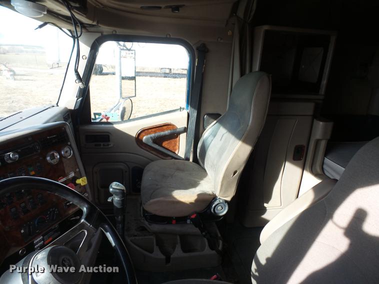 image for item L4531 2007 International 9400i semi truck