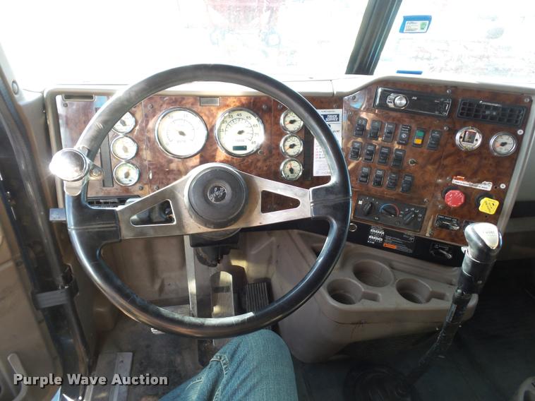 image for item L4531 2007 International 9400i semi truck