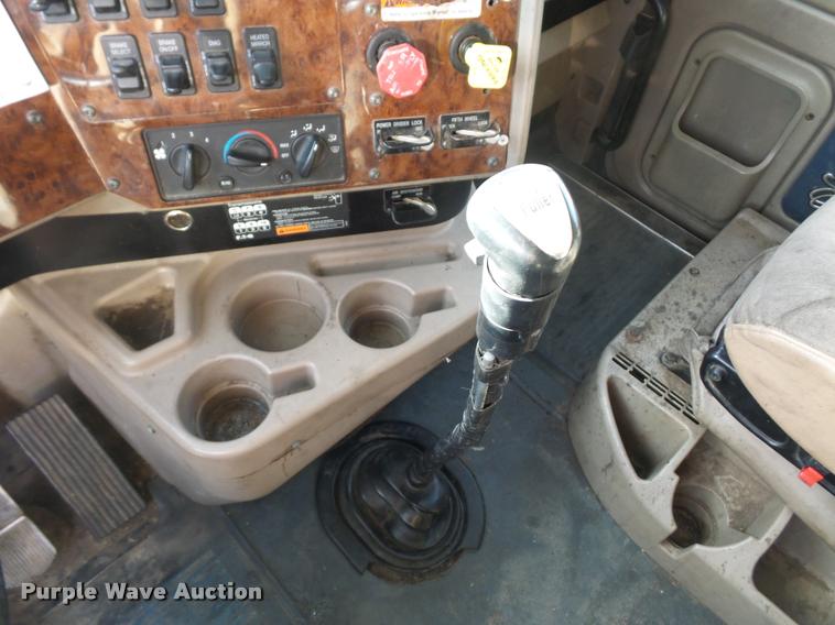 image for item L4531 2007 International 9400i semi truck