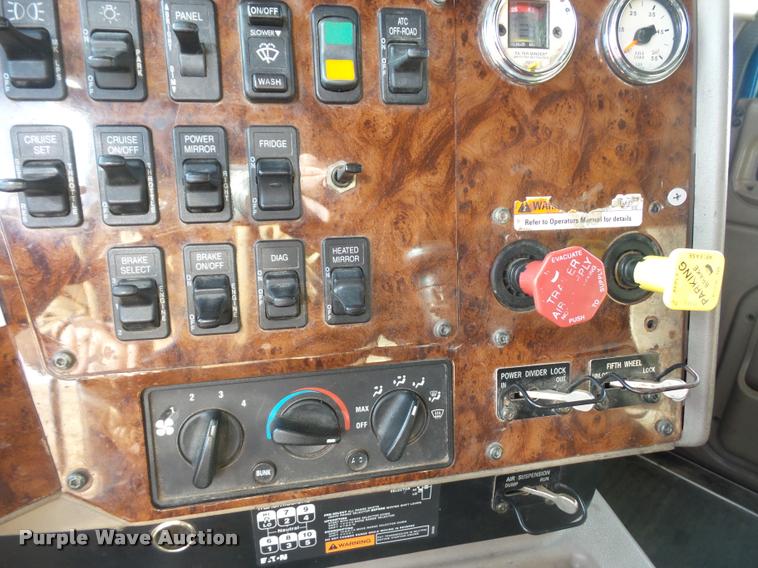 image for item L4531 2007 International 9400i semi truck