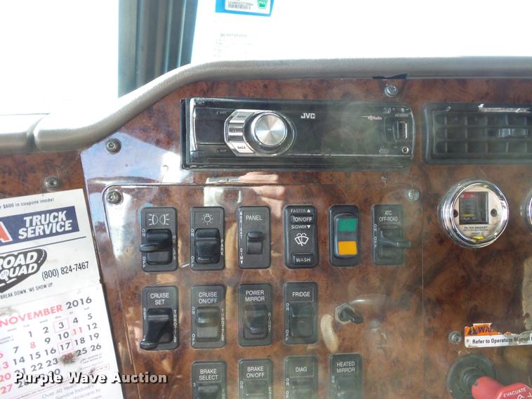 image for item L4531 2007 International 9400i semi truck