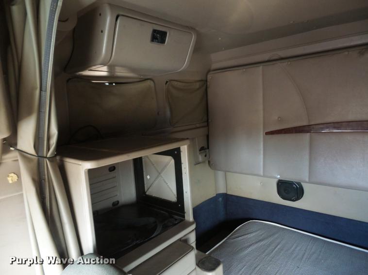 image for item L4531 2007 International 9400i semi truck