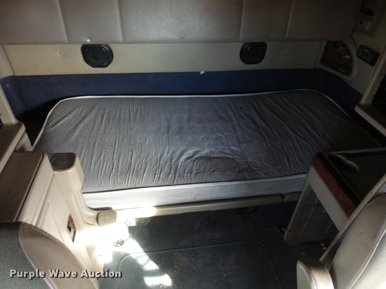 image for item L4531 2007 International 9400i semi truck