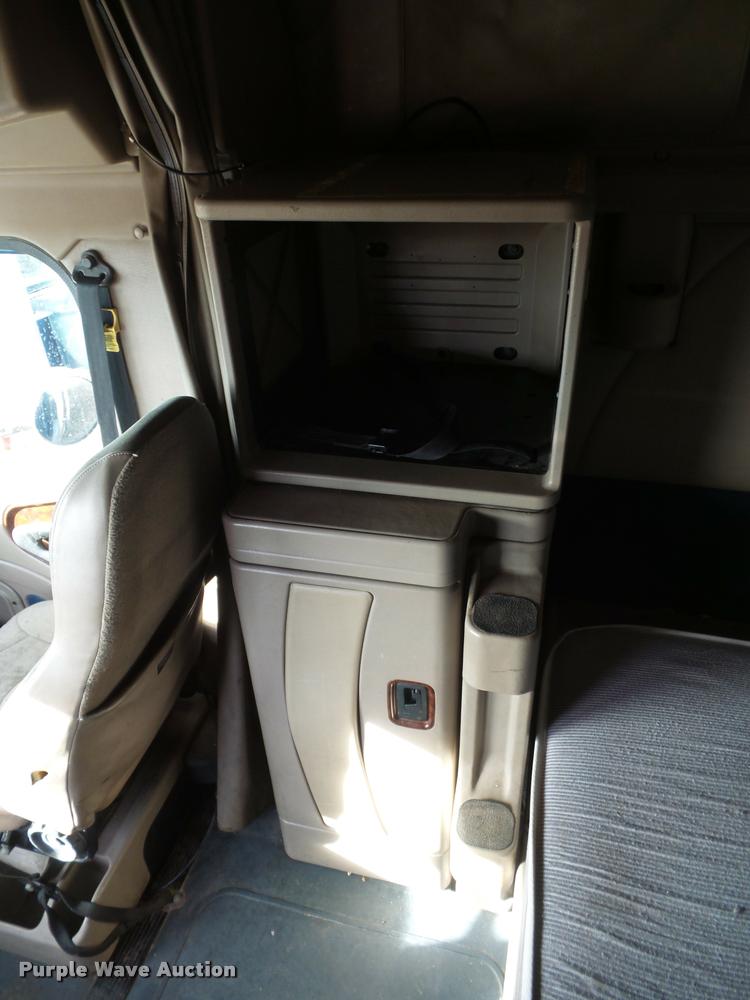 image for item L4531 2007 International 9400i semi truck