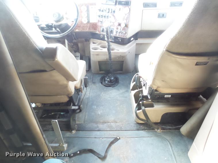 image for item L4531 2007 International 9400i semi truck