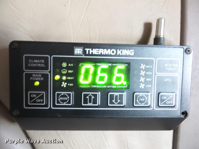 image for item L4531 2007 International 9400i semi truck