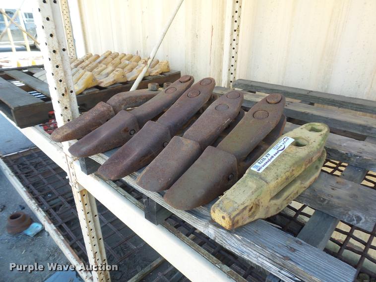 image for item AX9278 (6) Caterpillar 615 scraper cutting edge teeth
