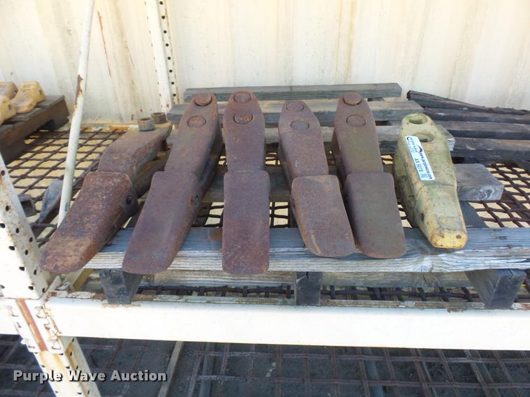 image for item AX9278 (6) Caterpillar 615 scraper cutting edge teeth
