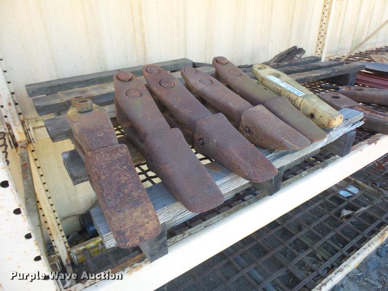 image for item AX9278 (6) Caterpillar 615 scraper cutting edge teeth