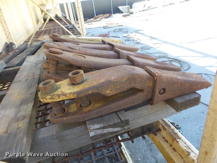 image for item AX9278 (6) Caterpillar 615 scraper cutting edge teeth