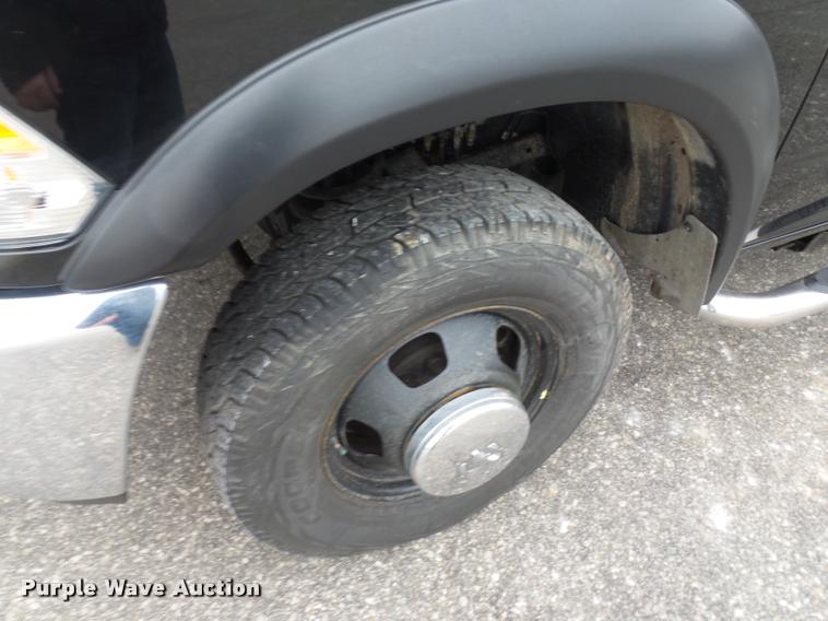 image for item DA5866 2013 Ram 3500 flatbed pickup truck