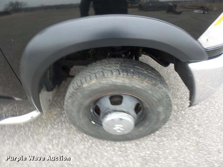 image for item DA5866 2013 Ram 3500 flatbed pickup truck