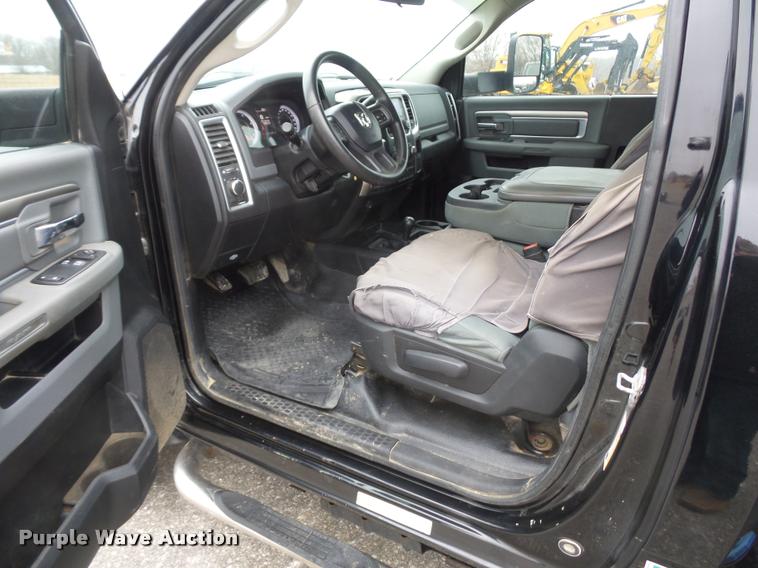 image for item DA5866 2013 Ram 3500 flatbed pickup truck