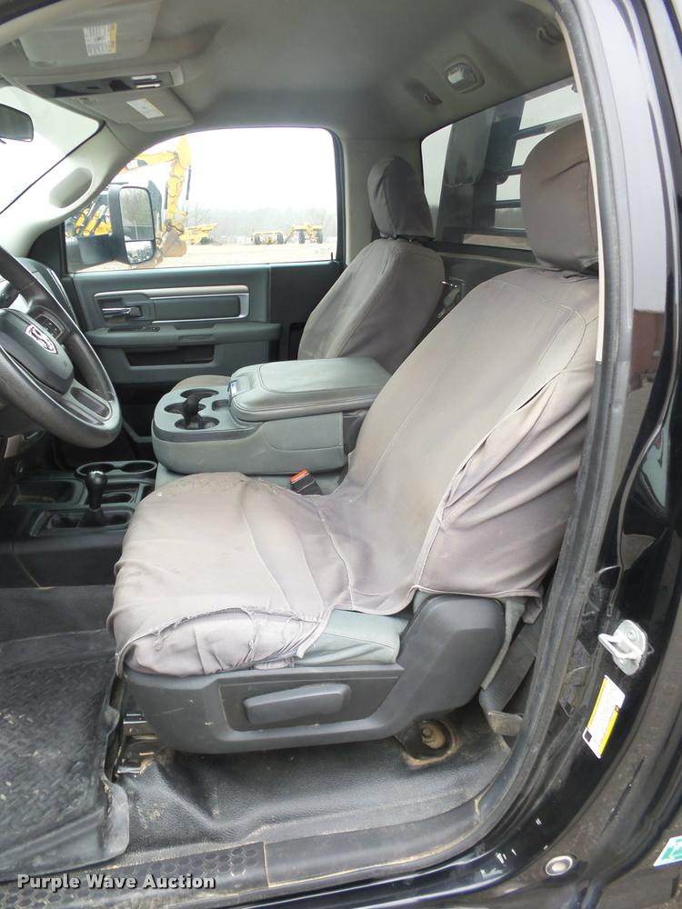 image for item DA5866 2013 Ram 3500 flatbed pickup truck