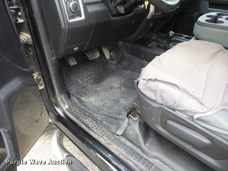 image for item DA5866 2013 Ram 3500 flatbed pickup truck