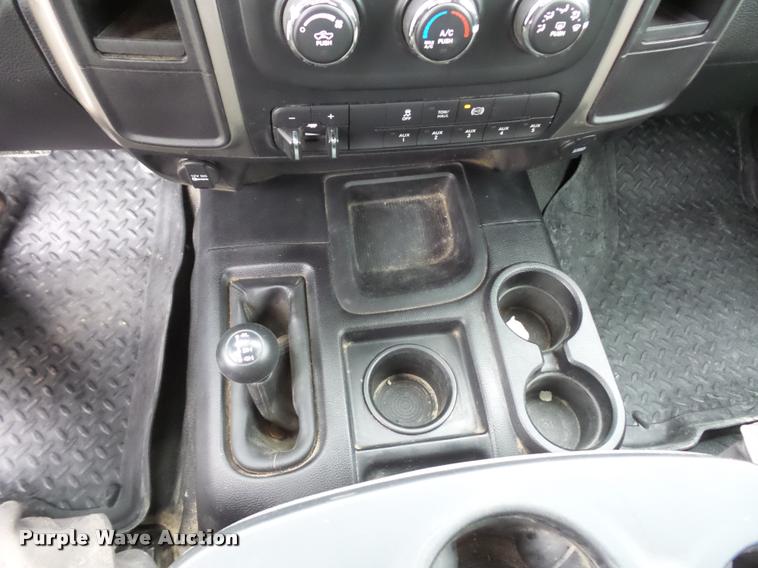 image for item DA5866 2013 Ram 3500 flatbed pickup truck