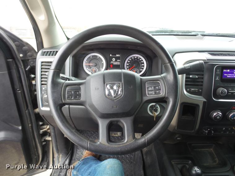 image for item DA5866 2013 Ram 3500 flatbed pickup truck