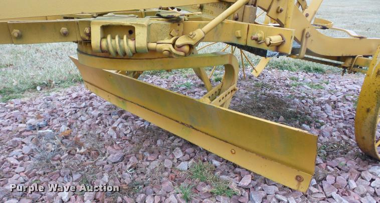 image for item DA5869 Pull type grader