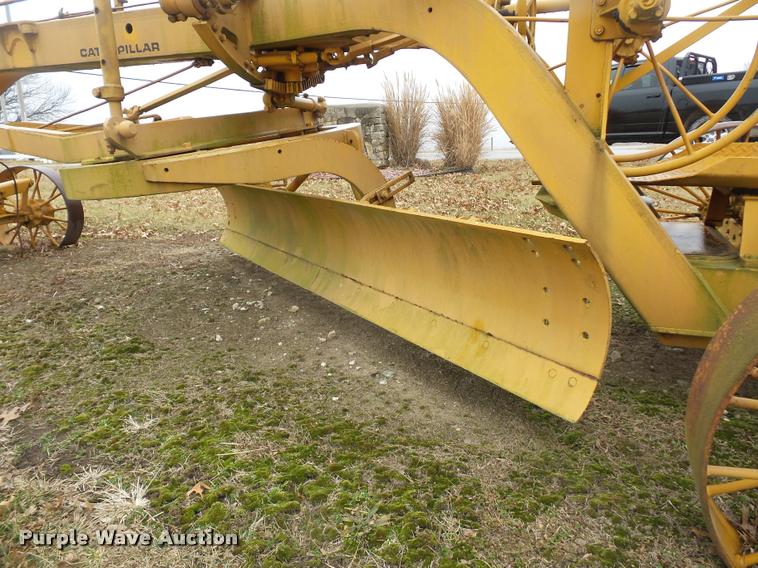 image for item DA5871 Caterpillar pull type grader