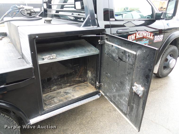 image for item DA5872 2013 Ram 3500 flatbed pickup truck