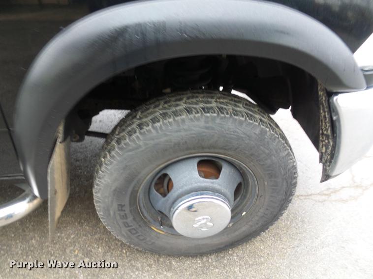 image for item DA5872 2013 Ram 3500 flatbed pickup truck