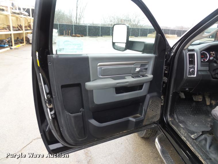 image for item DA5872 2013 Ram 3500 flatbed pickup truck