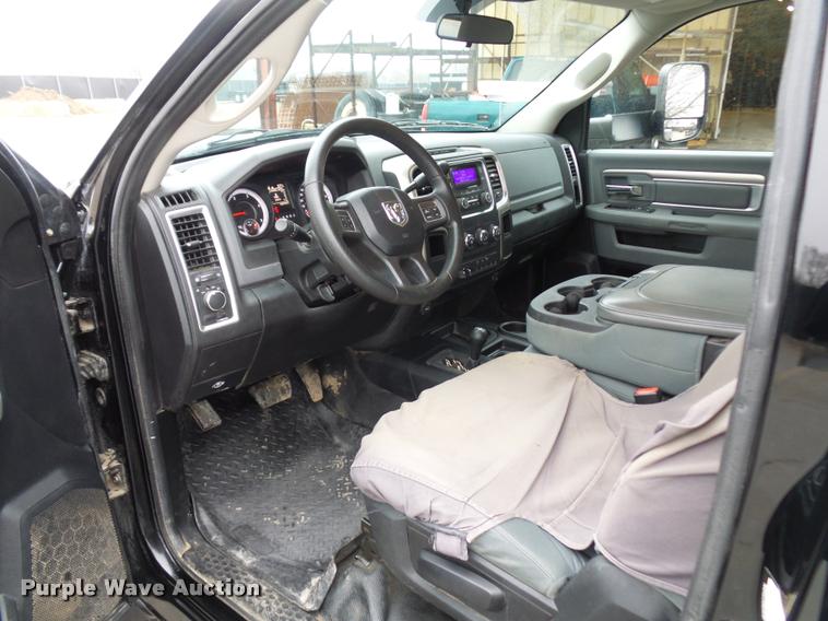 image for item DA5872 2013 Ram 3500 flatbed pickup truck